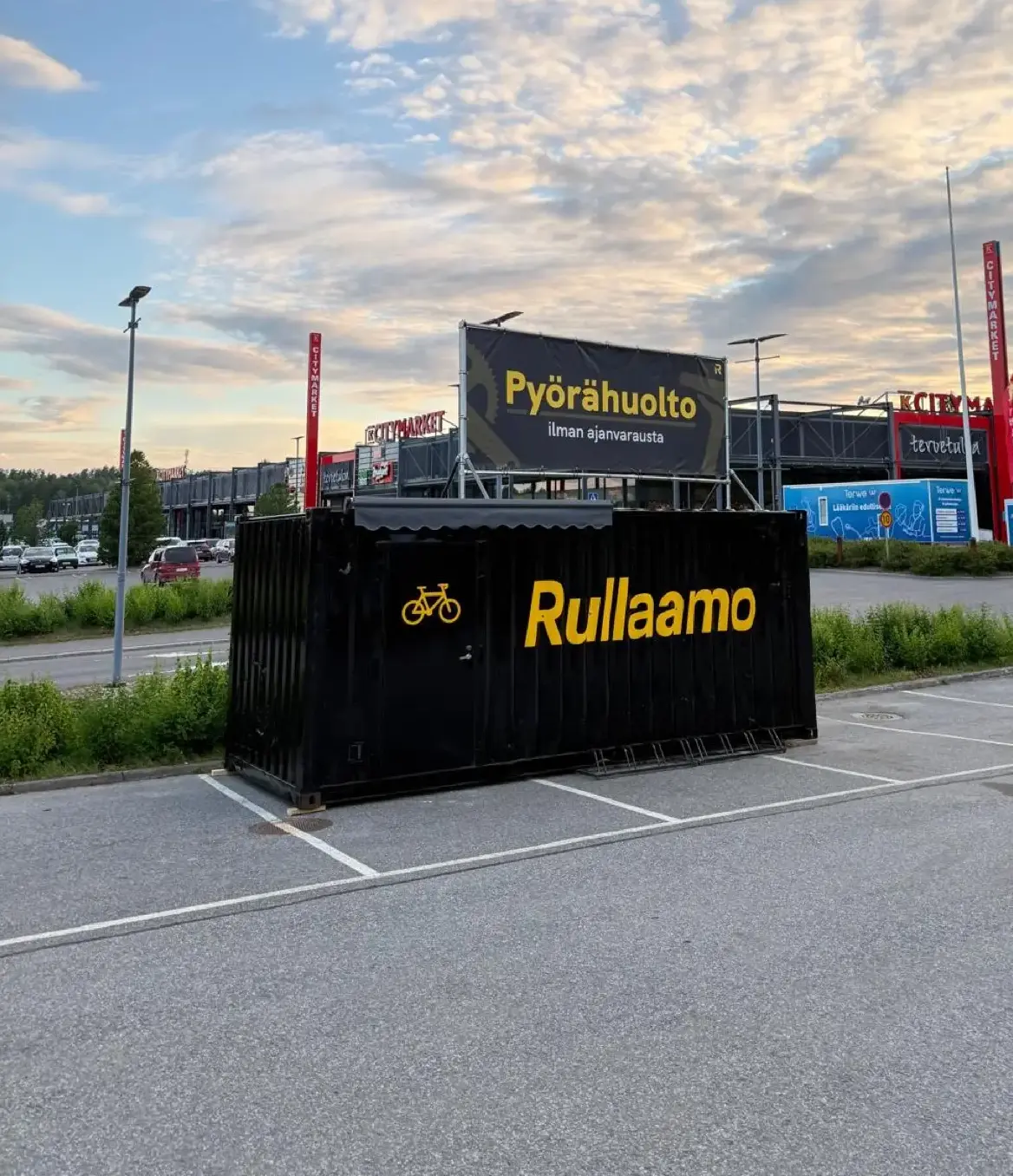 Rullaamon pyörähuollon merikontti Jyväskylän Seppälässä