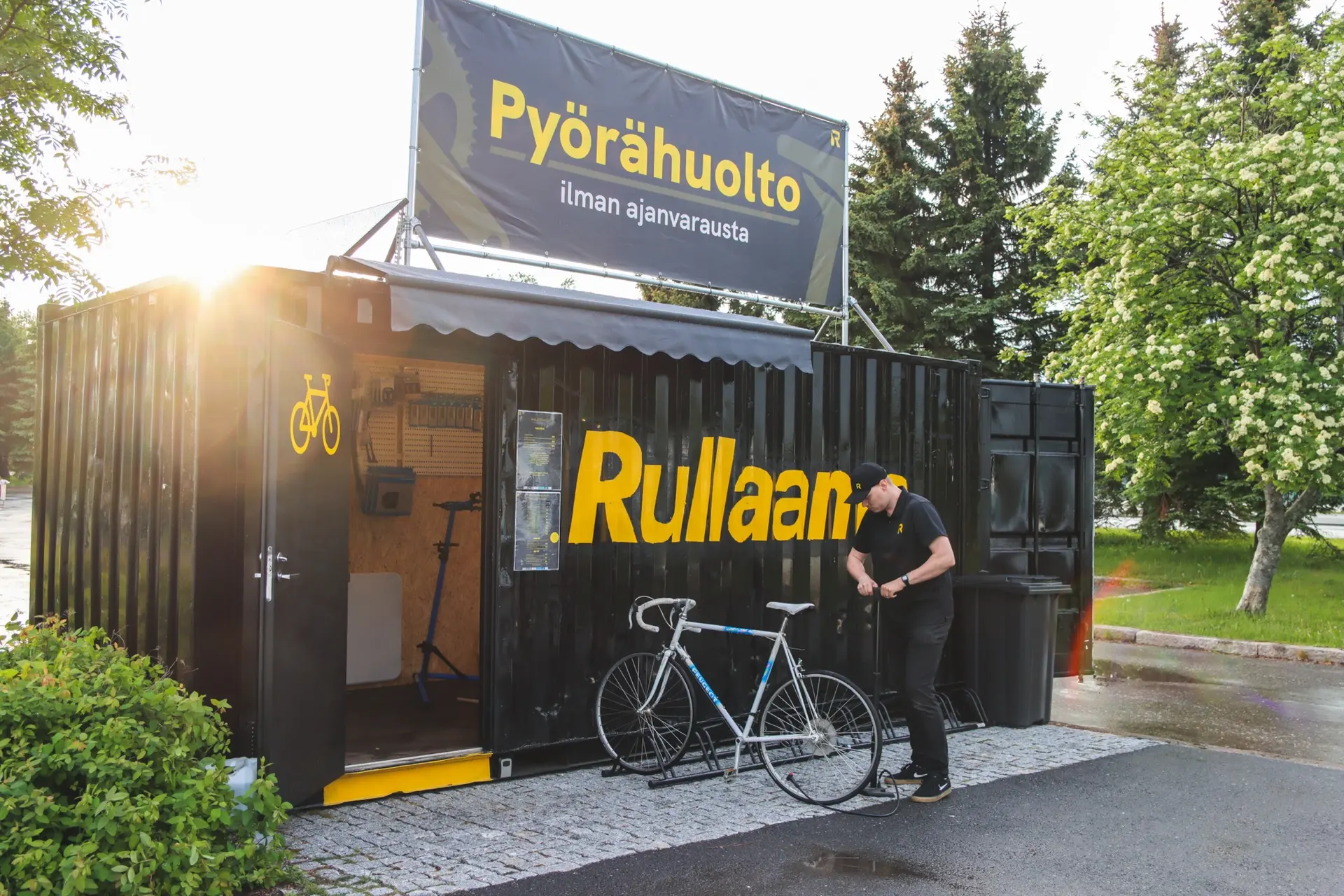 Pyörään lisätään ilmaa Rullaamon huoltokontin vieressä