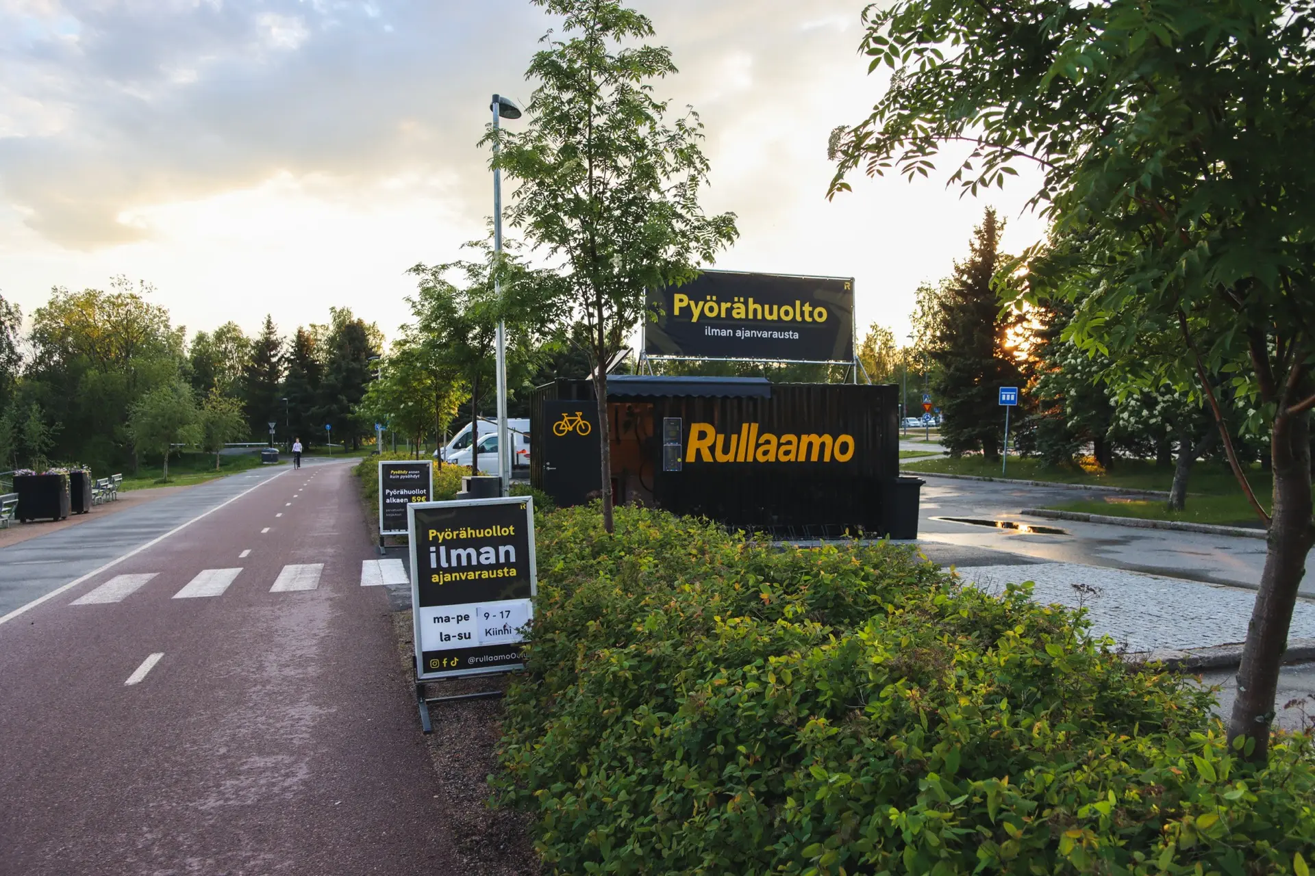 Rullaamon Oulun pyörähuoltokontti pyörätien varrella